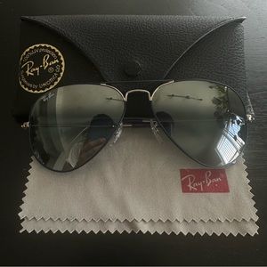 Like new ray ban aviator with rare navy frame